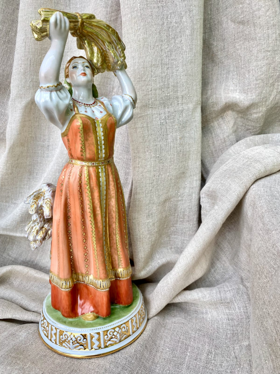 Скульптура"Россия" (Республика)  авт.Малышева Н.А.роспись Ширина В.В.