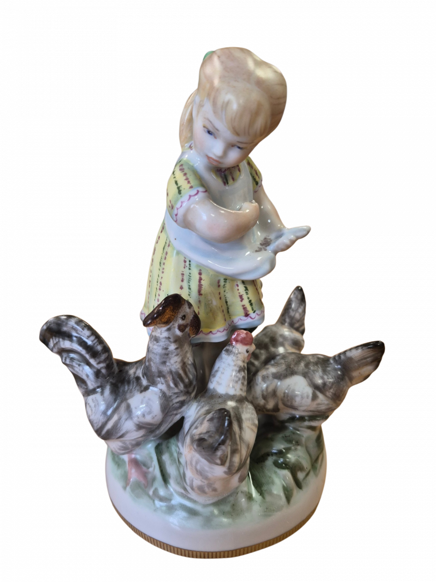 Скульптура "Девочка с курами" автор Малышева Н.А. роспись Шапкиной И.А.