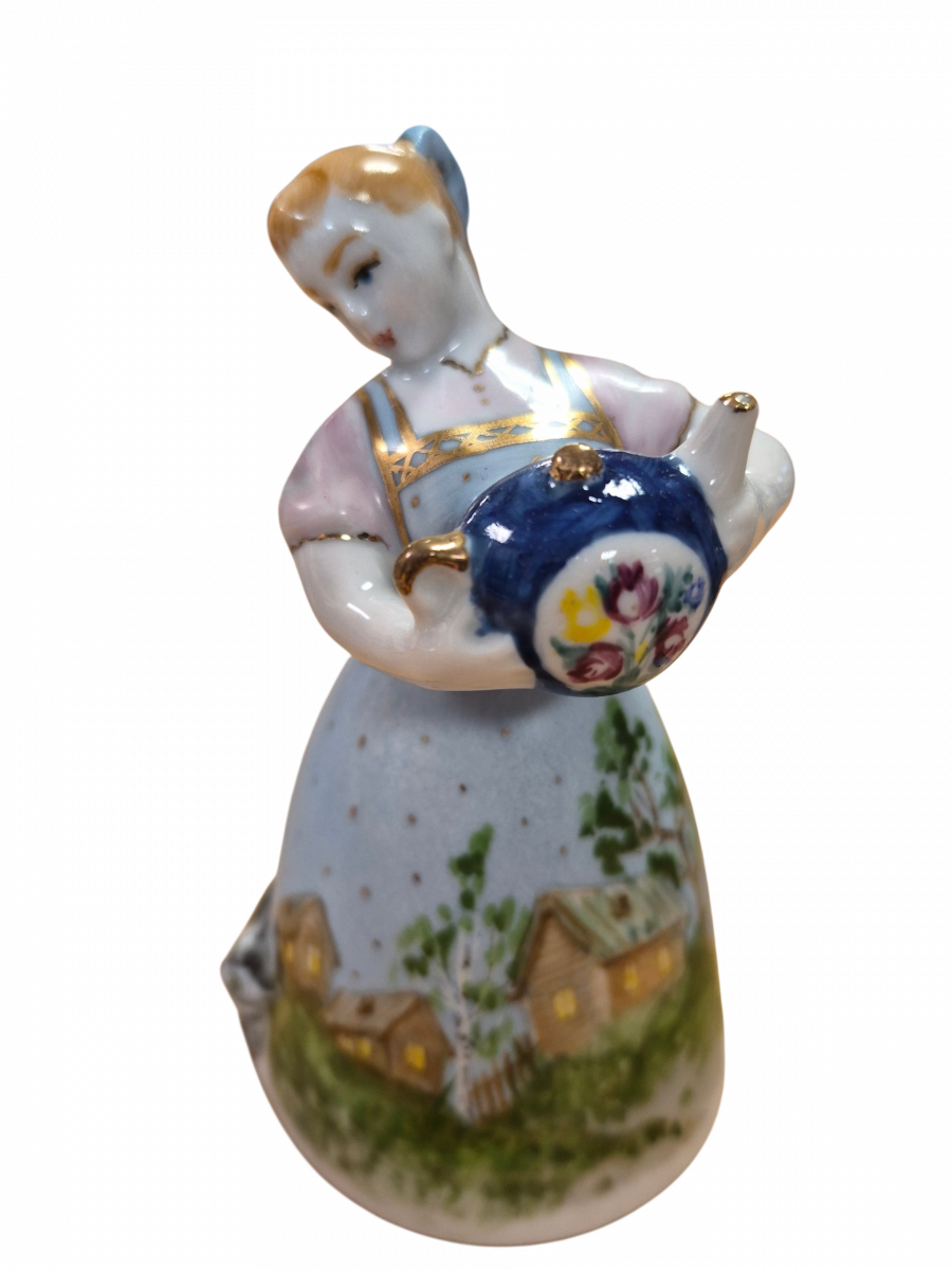 Скульптура"Девушка с чайником" авт.рос. Коришева О.П.