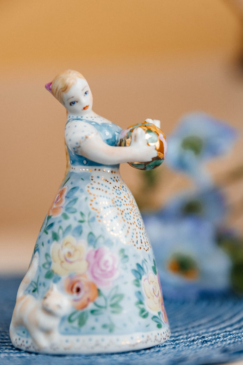 Скульптура"Девушка с чайником" авт.рос.Шапкина И.А.